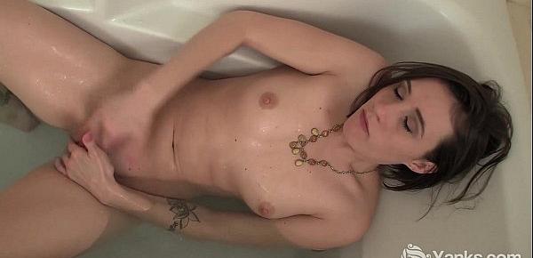  Pretty Mindy Masturbates In Bath Tube